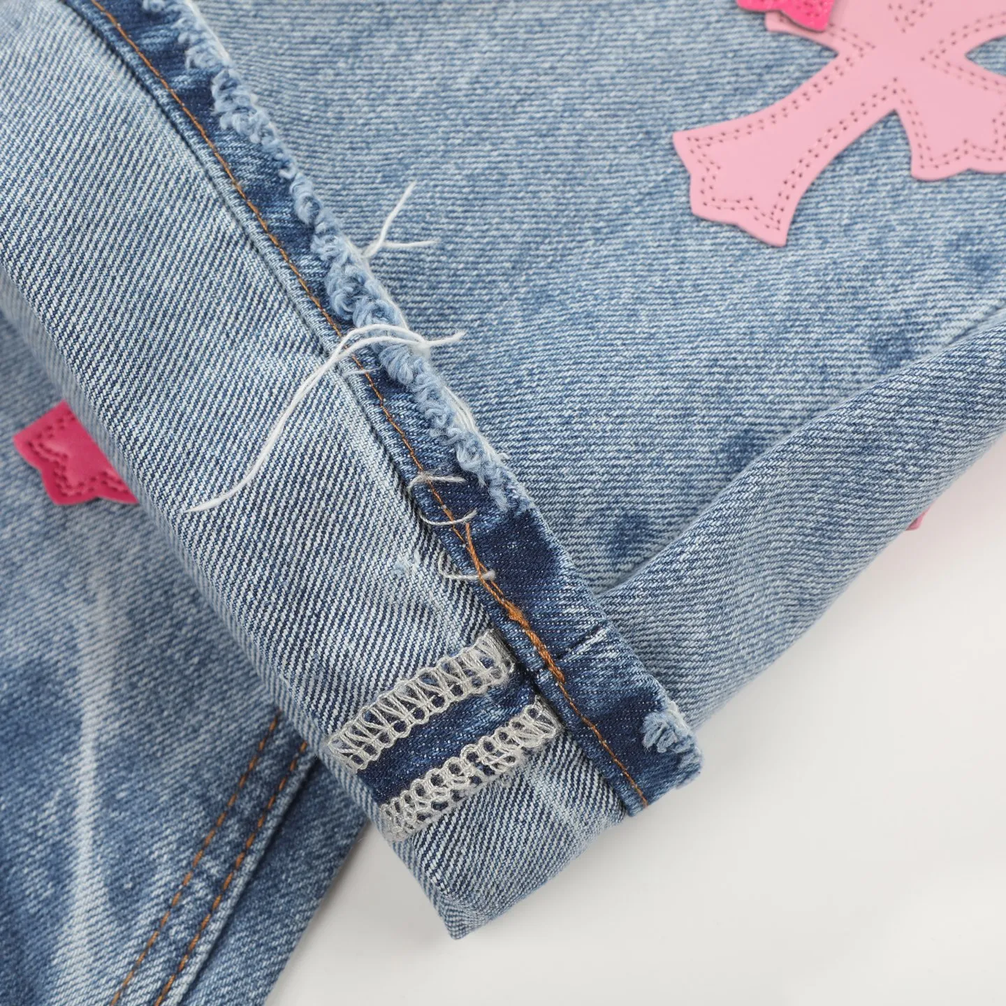 P260 Chrome Hearts 25FW CH Blue Pants Pink Leather Cross Bamboo Jeans. It adopts patchwork elements, mostly in the shape of a cross, and has glitter on the leather surface. Unique design, simple and elegant details, exquisite workmanship, the entire trousers are neatly routed, and the details are in place! It’s also so cool that both men and women can easily control it. It’s a gender-neutral trendy up version. Color: blue pants and pink leather Size: 28 30 32 34 36